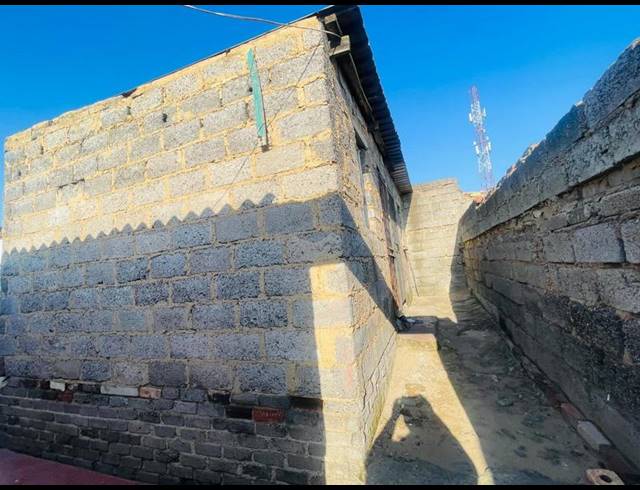 10 BEDROOM HOUSE FOR SALE IN ENTSHONALANGA